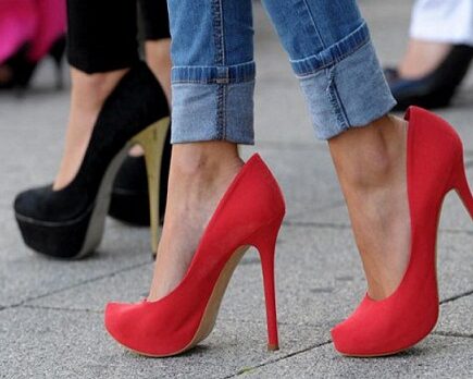 अधिक हील वाली सैंडिल शरीर को पहुंचाती है नुकसान, होती है ये परेशानी