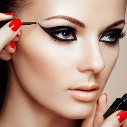 अगर आप भी आखों में लगाती है आईलाइनर, तो ना करें ये गलती, जानियें