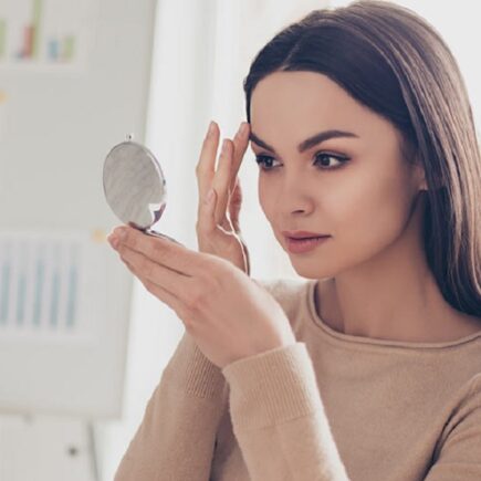 अगर आपकी भी आइब्रो सफेद आ रही है नजर, तो इस तरह करें सही