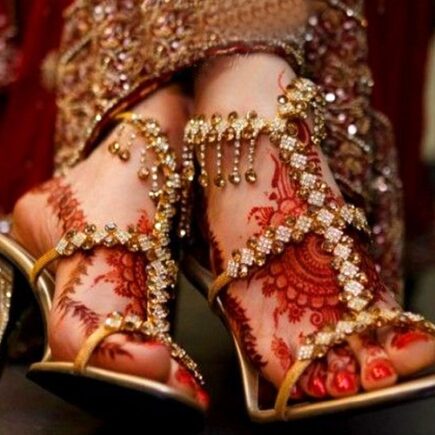 शादी के दौरान ट्राई करें इस तरह के डिजाइनर फुटवियर, दिखेगा स्मार्ट लुक