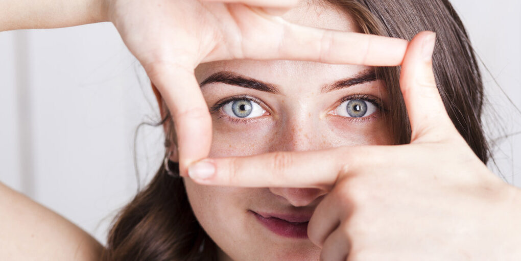 आंखों के पास की अगर लंबे समय तक रूखी रहती है त्वचा, तो इस तरह करें इलाज