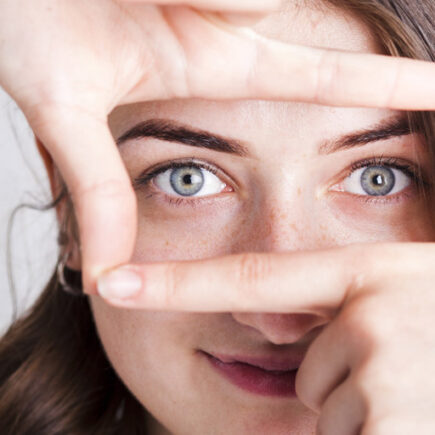 आंखों के पास की अगर लंबे समय तक रूखी रहती है त्वचा, तो इस तरह करें इलाज