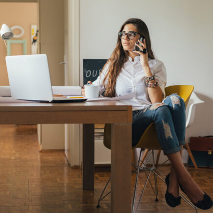 ऑफिस जाते समय इस तरह करें प्रोफेशनल लुक मेंटेन, ट्राई करें इस तरह की ड्रेस