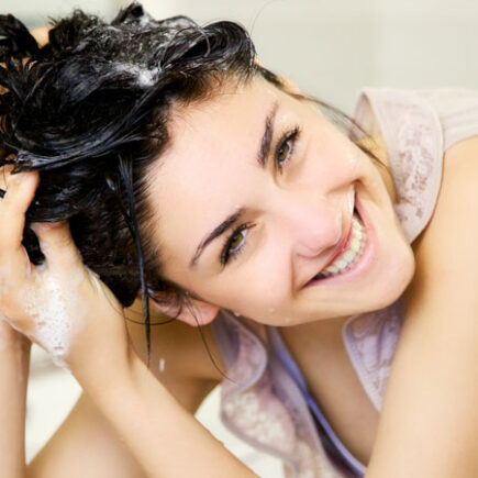 बालों से चिपचिपापन को ऐसे करें दूर, दिखेेंगे सिल्की और मुलायम