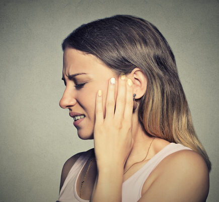 कान में अगर आपके भी होता है दर्द, तो इस तरह करें घरेलू उपाय, जानियें कैसे