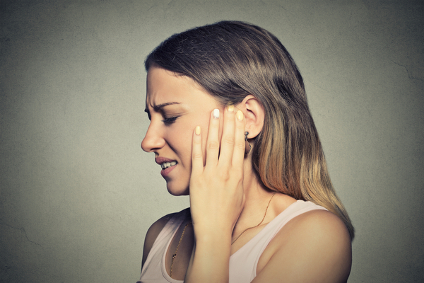 कान में अगर आपके भी होता है दर्द, तो इस तरह करें घरेलू उपाय, जानियें कैसे