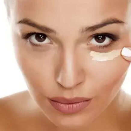 मेकअप ट्रिक्स के जरिये छुपाएं आंखों के नीचे के डार्क सर्कल, जानियें कैसे