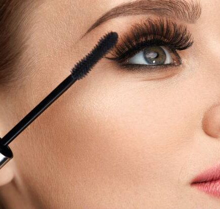 आंखो की पलको को लंबी, घनी और सुंदर चाह रही है दिखे, तो इनकी ले मदद