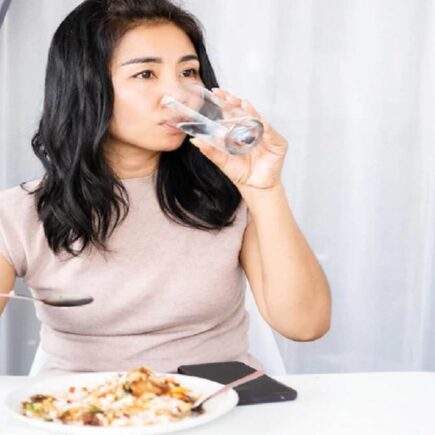 भोजन के समय पानी से करे परहेज, पाचन में होगी समस्या, जानियें