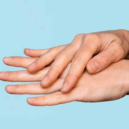 सर्दियों में हाथ की त्वचा हो गई है सख्त, तो ऐसे करें ठीक, जानिये