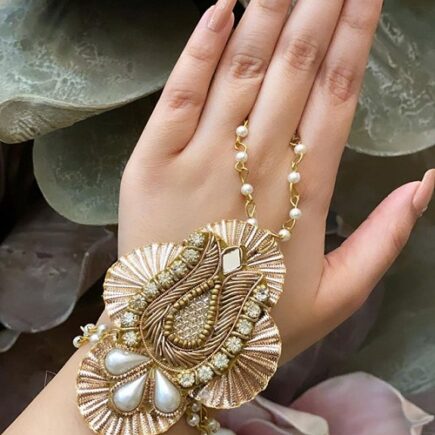 शादी के दिन पहने ये हाथ फूल, सुंदर रूप में हाथ आएंगे नजर, जानिये