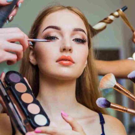 ठंड के मौसम में एक जैसा मेकअप करना पहुंचा सकता है नुकसान, जानिये