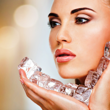 बर्फ का त्वचा पर करें इस्तेमाल, पहुंचती है ठंडक, जानियें