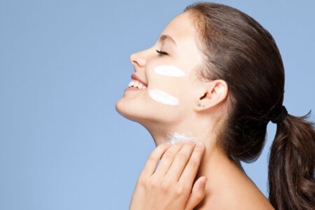 त्वचा दिखने लगी है बेजान और सख्त, तो अपनाएं ये उपाय, जानिये