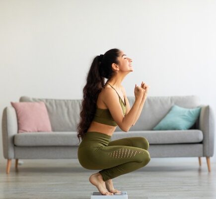 हर कोई चाहता है कि वह ज्यादा से ज्यादा उम्र तक फिट रहे और बीमारियों से दूर रहे। यह संभव भी है अगर आप अपनी जीवनशैली में कुछ स्वस्थ आदतें शामिल करें और बुरी आदतों से दूर रहें।