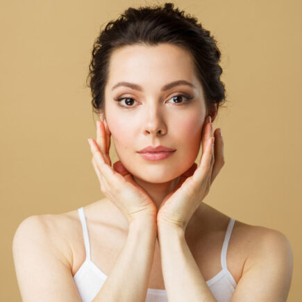 अगर आप भी चाह रही है कि स्किन करे ग्लो, तो इन चीजों का करें इस्तेमाल